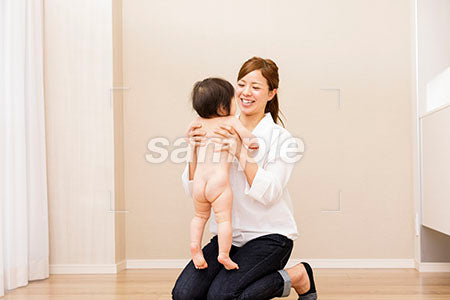 おむつの赤ちゃんを抱っこする若いママ a0030322PH