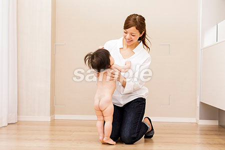 裸の子供を抱っこする母親 a0030324PH