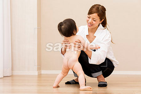 裸の赤ちゃんを支える母親 a0030326PH