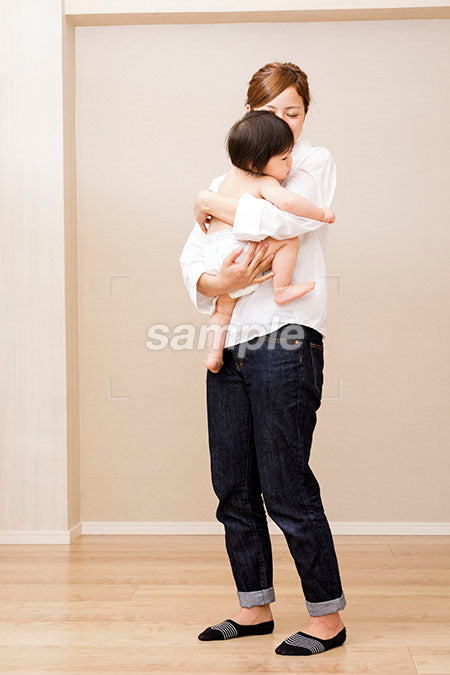 赤ちゃんを抱っこする若いママ a0030328PH