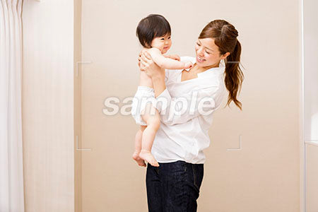 母親と裸の赤ちゃん　赤ちゃんを抱っこする母親 a0030329PH