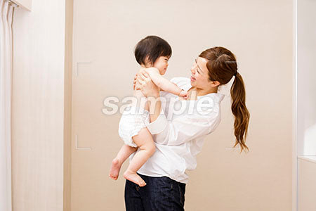 赤ちゃんを抱えて抱っこする母親 a0030330PH