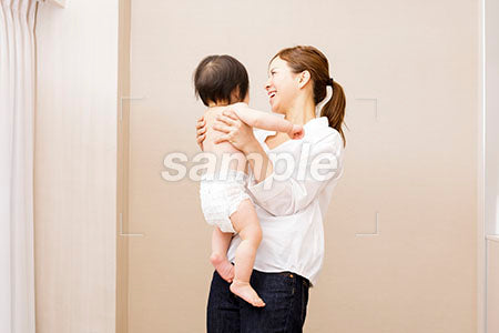 赤ちゃんを抱っこする若いお母さん a0030331PH