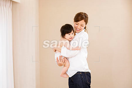 裸の赤ちゃんを抱っこするママ a0030335PH