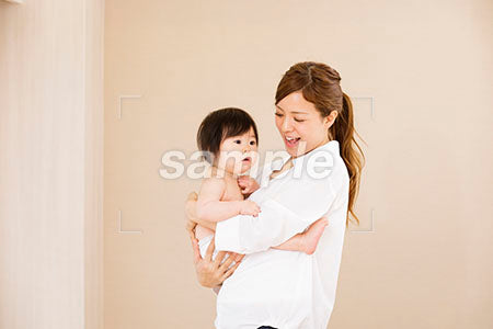 女児を抱っこするお母さん a0030337PH