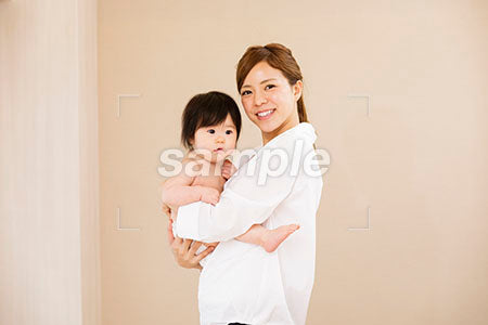 母親と裸の赤ちゃん　赤ちゃんを抱っこする母親 a0030339PH