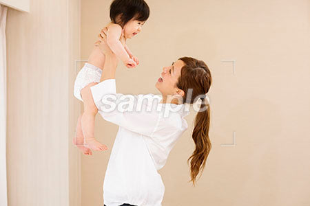 赤ちゃんを抱き上げるお母さん a0030340PH