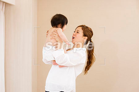 母親と裸の赤ちゃんのシーンa0030341PH