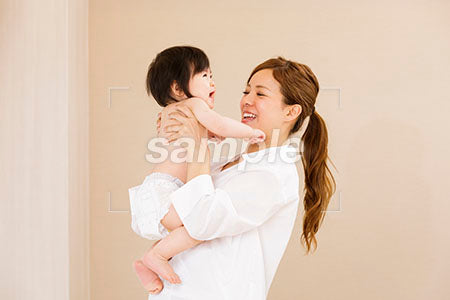 赤ちゃんを抱き上げる母親 a0030342PH