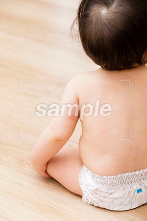 座る赤ちゃんシーン 床に座る赤ちゃんの後ろ姿 a0030347PH