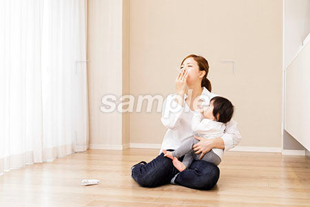 赤ちゃんとタバコを吸う20代の母親 a0030353PH