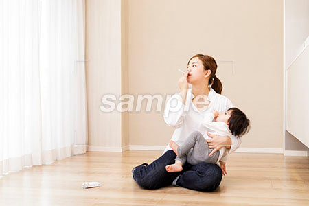 赤ちゃんとタバコを吸う母親 a0030354PH