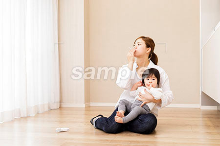 赤ちゃんとタバコを持つ母親のシーン a0030356PH
