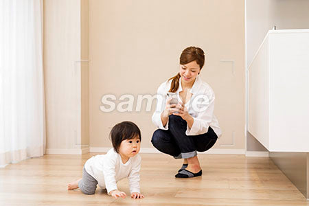 赤ちゃんを撮影する母親のシーン a0030359PH