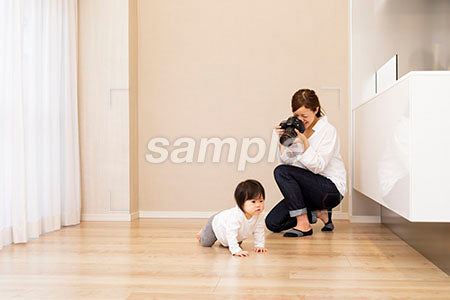 はいはいする赤ちゃんをカメラで撮影するママ a0030375PH
