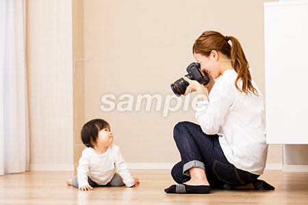 赤ちゃんを撮影する母親のシーン a0030379PH