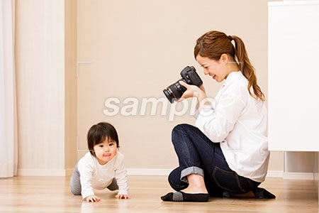 はいはいする赤ちゃんをカメラで撮る母親 a0030380PH