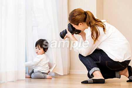 女の子をカメラで撮る女性 a0030382PH