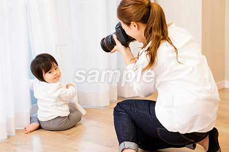 女の子を撮影している母親 a0030384PH