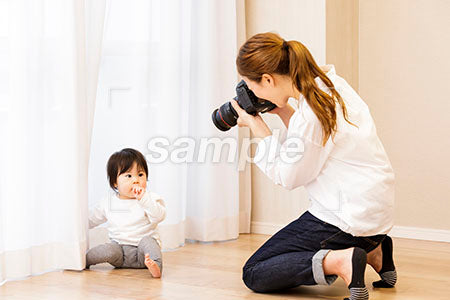 自分の子供をカメラで撮る母親 a0030385PH