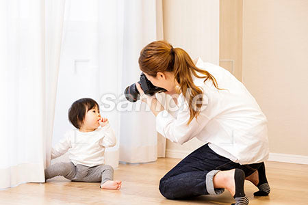 カメラで子供を撮影するお母さん a0030386PH