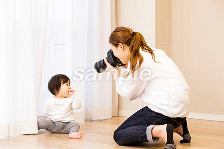カメラで撮影する若い母親 a0030388PH