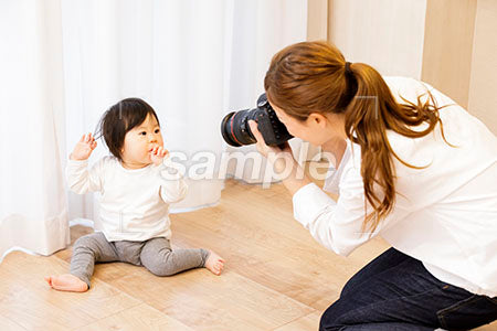 カメラで赤ちゃんを撮影する母親 a0030391PH