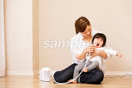 鼻水吸引されて泣く女の子の１歳の赤ちゃん a0030394PH