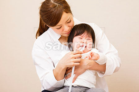 ウイルス予防で鼻水吸をあてられる赤ちゃん a0030399PH