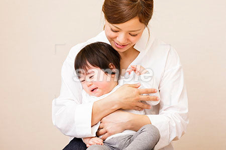泣く赤ちゃんと母親のシーン 泣く赤ちゃんを抱く母親 a0030400PH