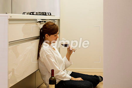 台所お酒を飲んで酔っ払っているキッチンドランカーの奥さん a0030419PH