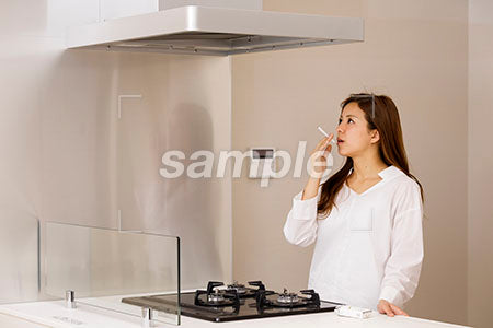 キッチンで喫煙する女性 キッチンでタバコを吸う a0030429PH