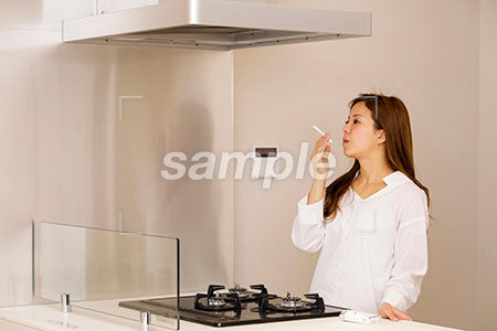 キッチンでタバコを吸う女性 a0030430PH
