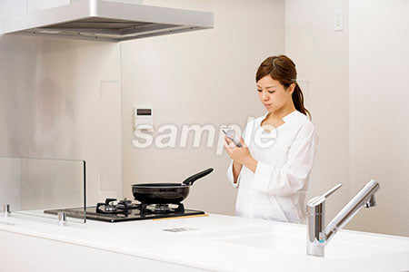 台所でスマホを見る女性 a0030434PH