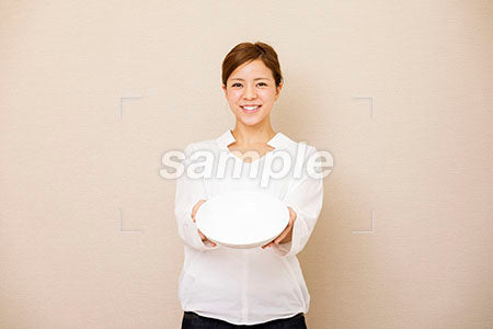 白いお皿をもって笑う女性 a0030438PH