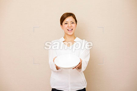 白い皿を見せる女性 a0030439PH