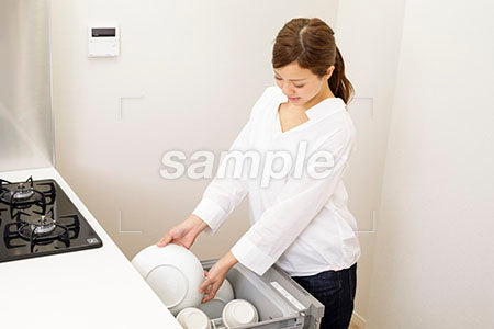 キッチンで皿を収納する女の人 a0030440PH