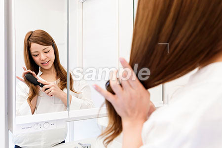 鏡の前で髪をブラッシングする女性 a0030446PH