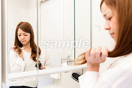 鏡の前で髪をきにする女性 a0030448PH