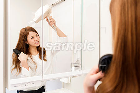鏡の前でドライヤーで髪を乾かす a0030452PH
