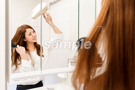 髪を乾かす女性 a0030453PH