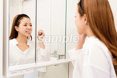 鏡の前で歯磨きする a0030454PH