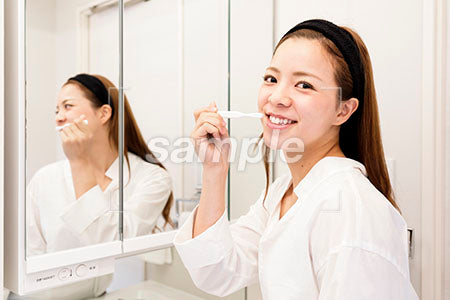 歯を磨きながら振り返って笑う女性 a0030456PH