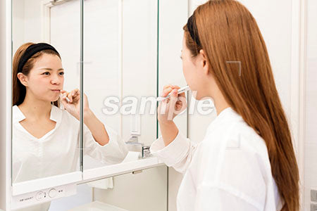 女性が鏡の前で歯を磨く a0030458PH