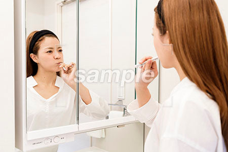 鏡の前で歯を磨く女性 a0030459PH