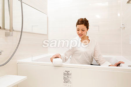 風呂掃除をする女性 浴槽に入って掃除する a0030471PH