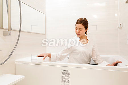 浴槽に入って掃除する女性 a0030472PH