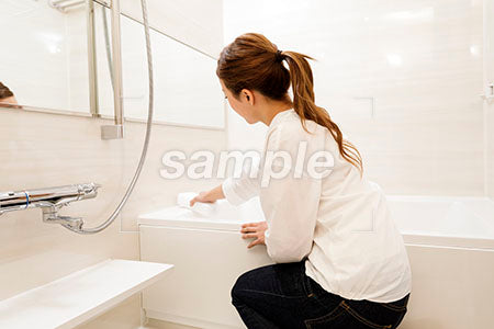 風呂掃除をする女性 浴槽を掃除する a0030473PH