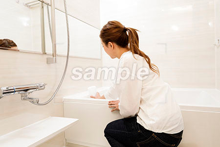 風呂の掃除をする女性 a0030474PH