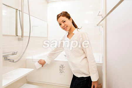 風呂掃除をする女性 a0030478PH